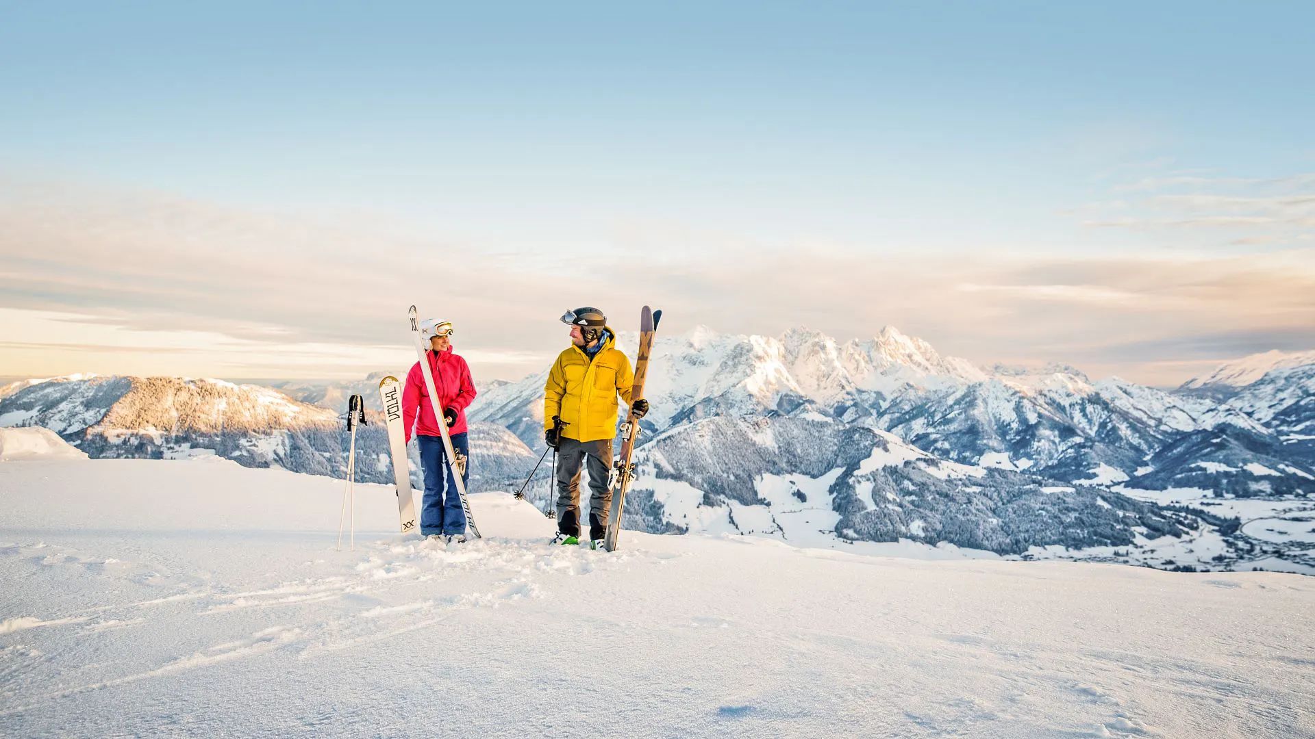 Kitzbueheler Alpen_2 Freerider Skifahrer vor Bergkulisse-c-MirjaGeh-Eye5