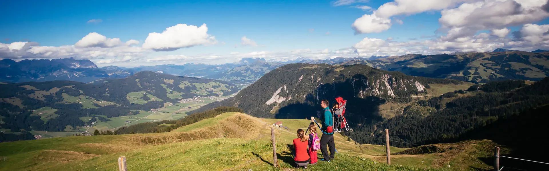 Kitzbüheler Alpen Hero Familie O´Brien blickt über die Kitzbüheler Alpen c Daniel Gollner