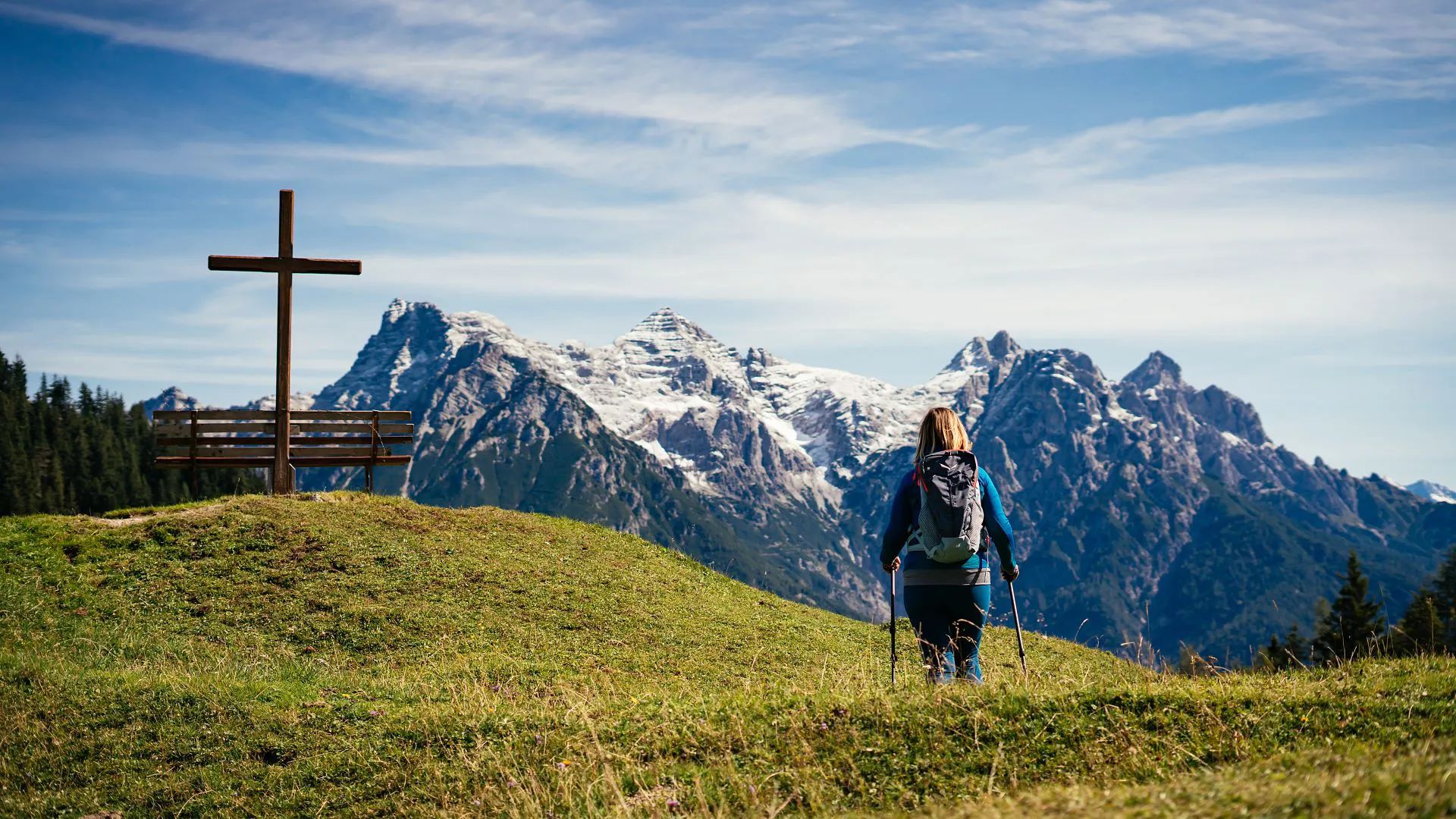 Kitzbüheler Alpen Hero Wandern Monika Günther auf den letzten Metern zu einem Gipfelkreuz im PillerseeTal c Daniel Gollner