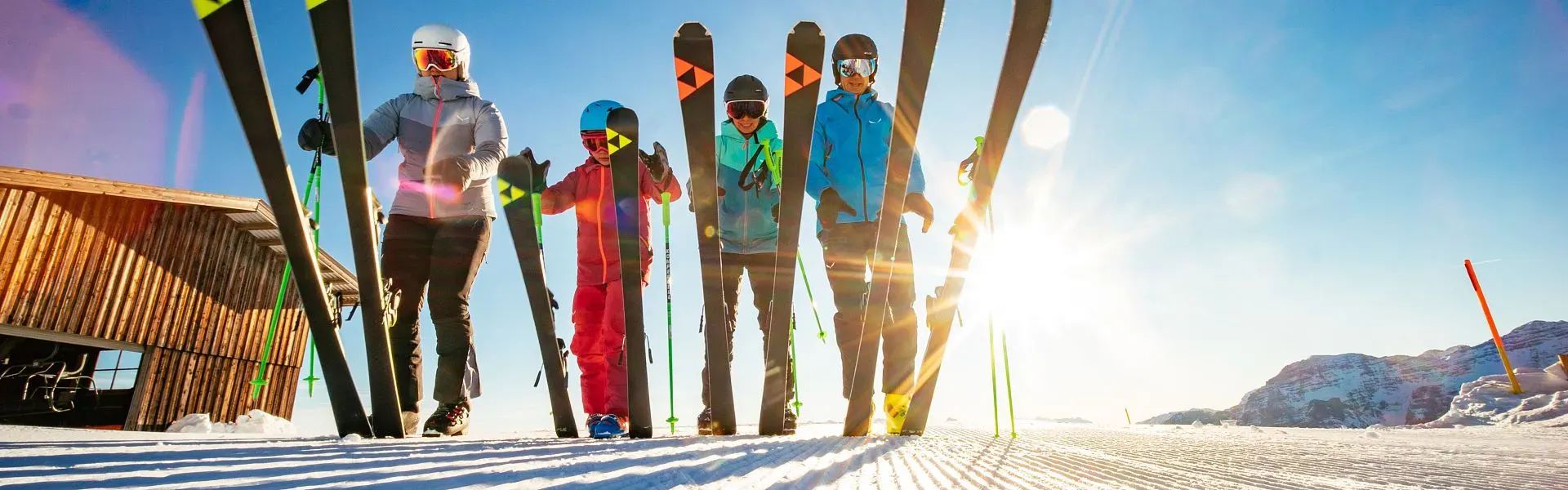 Kitzbüheler Alpen Ski Hero Familie Wallner legt Ski auf Piste c Daniel Gollner