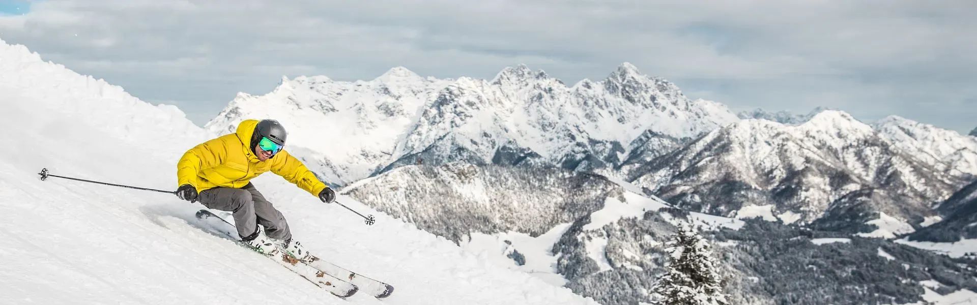 Kitzbueheler-Alpen-winter-Skifahrer-auf-Piste-c-mirja-geh-eye5