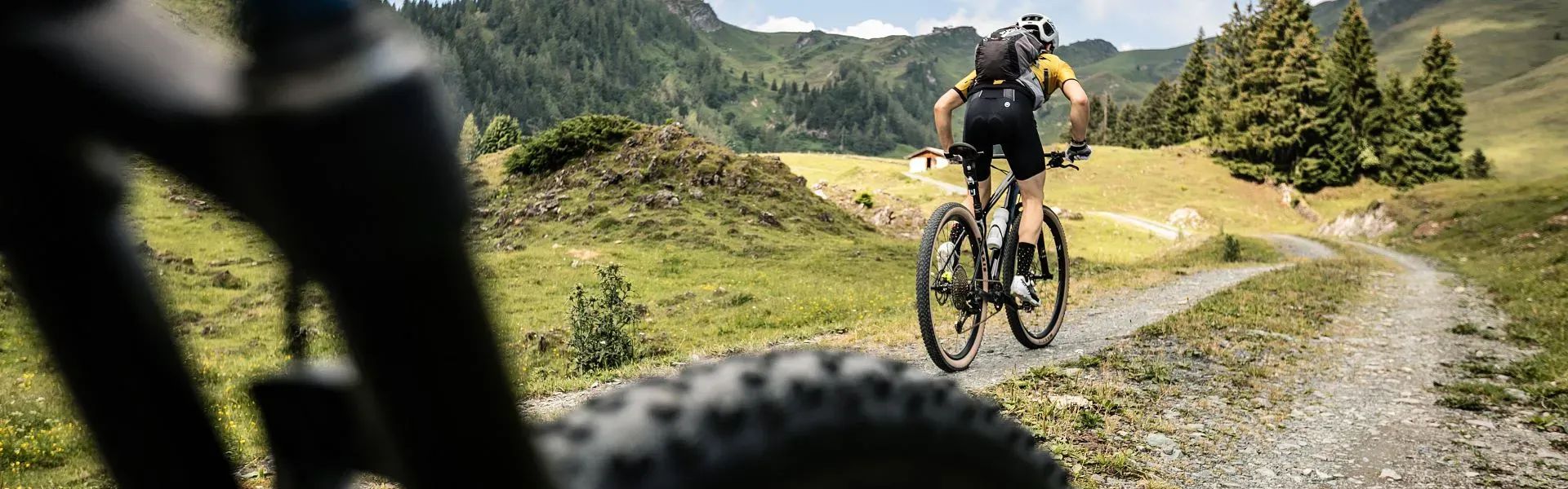 Mann beim Mountainbiken - Region St. Johann in Tirol