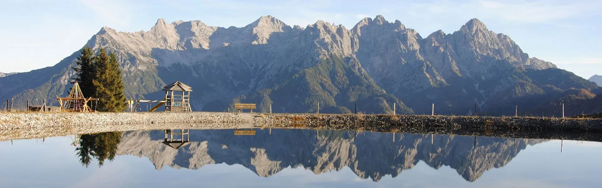 PillerseeTal - die Loferer Steinberge spiegeln sich im Speicherteich