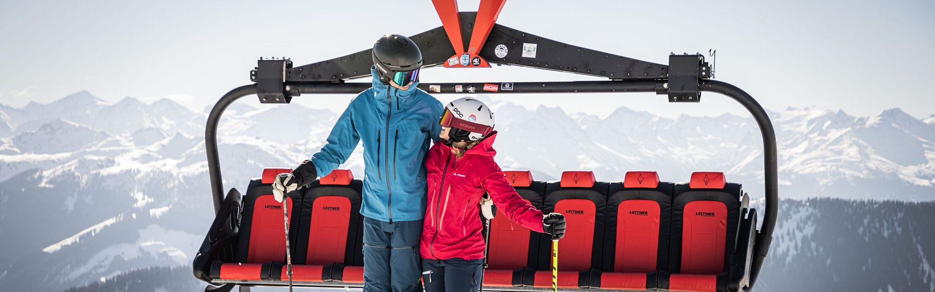 Ein Paar macht ein Bild im Skigebiet