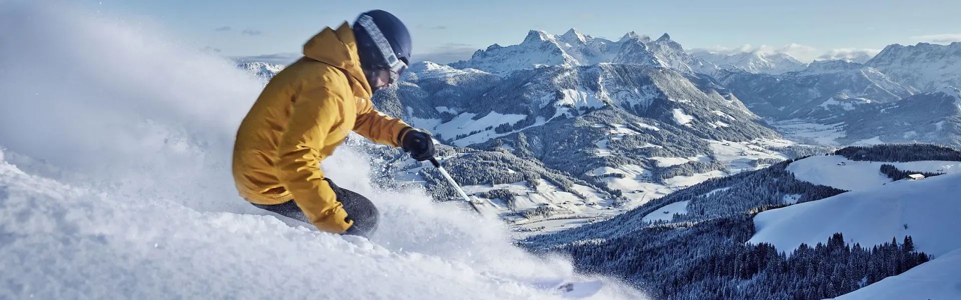 Skifahrer im Tiefschnee - Region St. Johann in Tirol