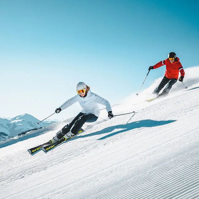 Wilde Kaiser im Hintergrund eines Skifahrers im Skigebiet Kitzbüheler Alpen