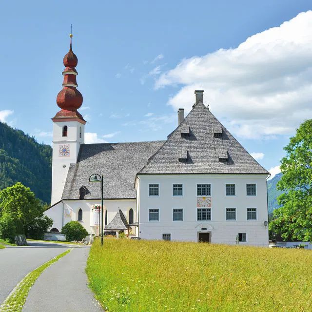 ➉ Die Pfarrkirche und der Pfarrhof "Widum"
