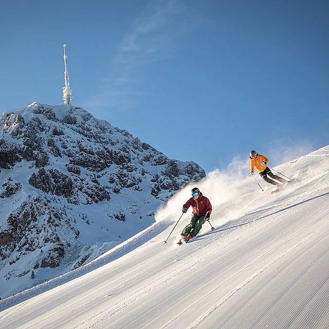 Skiërs voor de Kitzbüheler Horn - regio St. Johann in Tirol