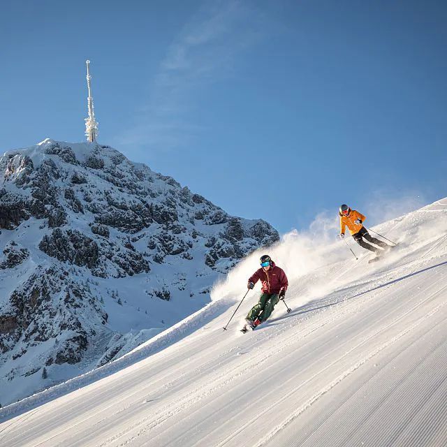 Skifahrer vorm Kitzbüheler Horn - Region St. Johann in Tirol