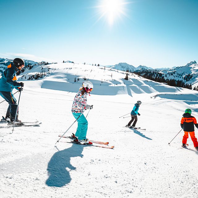 Skifahren-Familie (c) TVB Kitzbüheler Alpen-Brixental, Fotograf Mathäus Gartner (17)