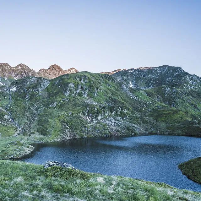 Through pristine nature, past wild lakes to the summit of Schafsiedel.
