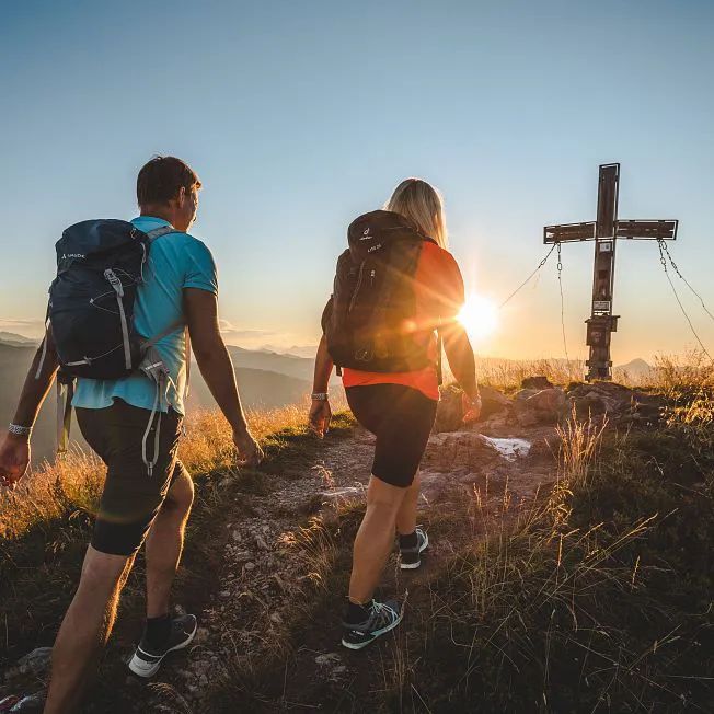 /media/gridteaser/gipfel-erreicht-bei-sonnenuntergang-3.webp