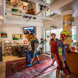 /media/gridteaser/kat-bike-kitzbueheler-alpen-check-in-mountainbiker-im-hotel-etappe-2-c-e-haiden-6.webp