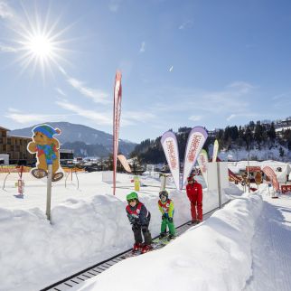 /media/gridteaser/kinder-mit-skilehrer-uebungsgelaende-hopfgarten-11-3.webp