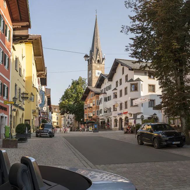 /media/gridteaser/kitzbuehel-vorderstadt-e-tirol-werbung-jens-schwarz.webp