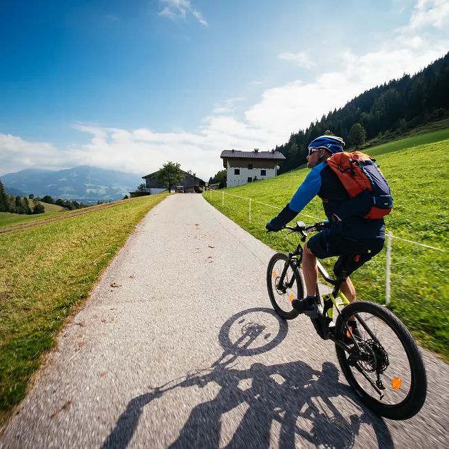 /media/gridteaser/kitzbueheler-alpen-hero-bike-patrick-ager-geniesst-waehrend-seiner-bike-tour-den-ausblick-ueber-die-ferienregion-hohe-salve-c-daniel-gollner.webp
