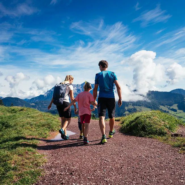 /media/gridteaser/kitzbueheler-alpen-hero-familie-danzl-wandert-um-den-speicherteich-im-pillerseetal-c-daniel-gollner-4.webp