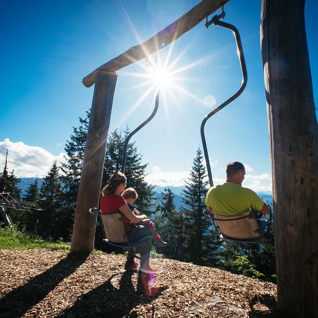 /media/gridteaser/kitzbueheler-alpen-hero-familie-obrien-schaukelt-bei-sonnenschein-am-berg-in-westendorf-c-daniel-gollner-3.webp