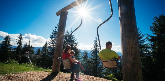 /media/gridteaser/kitzbueheler-alpen-hero-familie-obrien-schaukelt-bei-sonnenschein-am-berg-in-westendorf-c-daniel-gollner-3.jpg