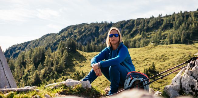 /media/gridteaser/kitzbueheler-alpen-hero-wandern-monika-guenther-sitzt-am-kirchbergstock-im-pillerseetal-c-daniel-gollner-10.webp