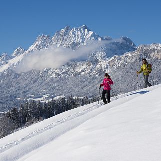 /media/gridteaser/schneeschuhwanderer-mit-wilden-kaiser-region-st.-johann-in-tirol-5.webp