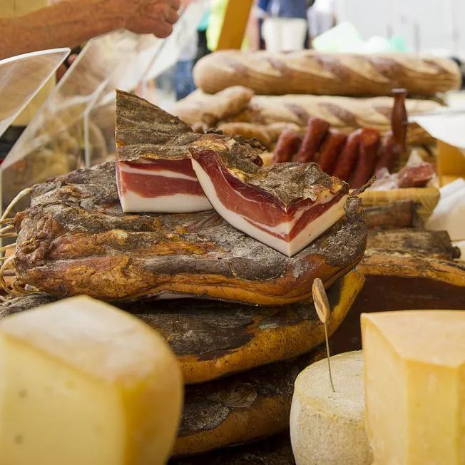 /media/gridteaser/speck-und-kaese-beim-wochenmarkt-region-st.-johann-in-tirol-3.webp