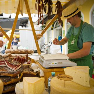 /media/gridteaser/speck-und-kaese-beim-wochenmarkt-region-st.-johann-in-tirol-9.webp