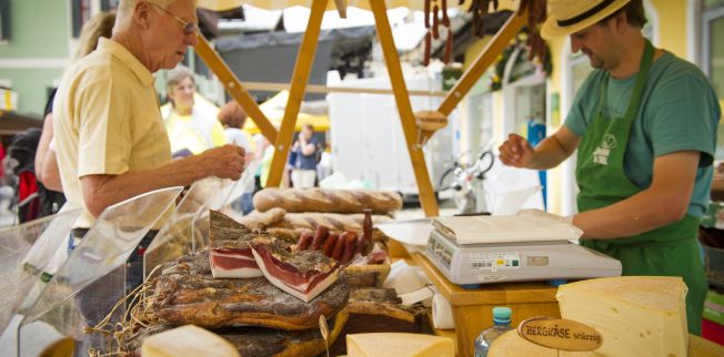 /media/gridteaser/speck-und-kaese-beim-wochenmarkt-region-st.-johann-in-tirol.webp