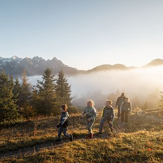 /media/gridteaser/wandern-herbst-familie-2024-c-christoph-johann-18-3.webp