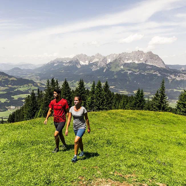 /media/gridteaser/wilder-kaiser-mit-wanderer-koasa-trail-etappe-5-region-st.-johann-in-tirol-3.webp