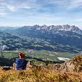 /media/kat-walk-kitzbueheler-alpen-etappe-5-wanderer-vor-kaisergebirge-c-erwin-haiden.webp