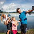 /media/kitzbueheler-alpen-hero-familie-danzl-macht-ein-familienselfie-am-panorama-rundweg-in-fieberbrunn-c-daniel-gollner-2.webp