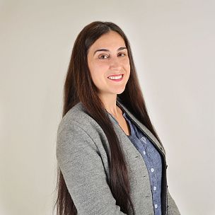 /media/kontakt/teaser/pillerseetal-tourismusverband-infobuero-danijela-ceki-1.webp