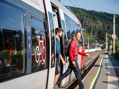 Aankomst met de trein naar de vakantieregio Hohe Salve