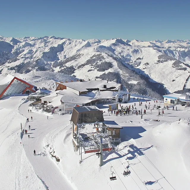 Ski pass comparison - Super Ski Card vs. local ski pass