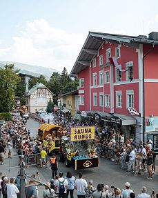 Bunter Wagen beim Kirchberger Blumencorso