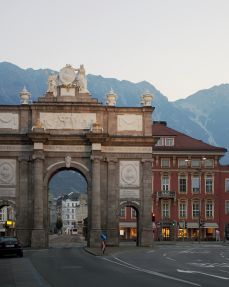 Innsbruck-Triumphpforte-e-Tirol-Werbung-Kathrein-Verena