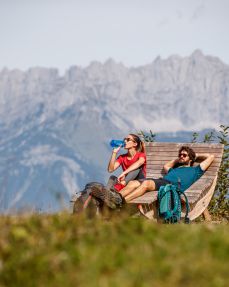 KAT Walk-Kitzbüheler-Alpen-Langeafstandspad-Pauze-Uitzicht-Kaisergebergte-Etappe-4-c-Erwin-Haiden