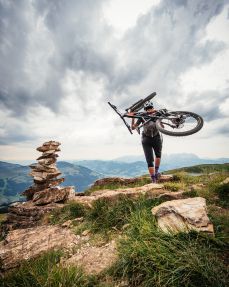 Kitzbüheler-Alpen-Hero-Bike-Lena-Koller-genießt-die-Aussicht-vom-Pengelstein-c-Daniel-Gollner