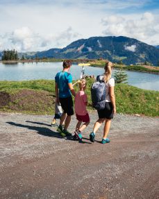 De Kitzbüheler Alpen Hero familie Danzl wandelt naar het stuwmeer over de panoramaroute in Fieberbrunn c Daniel Gollner