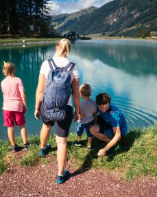 De Kitzbüheler Alpen Hero familie Danzl wandelt over de panoramaroute van het stuwmeer bij Fieberbrunn c Daniel Gollner