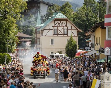 Blumencorso durch Kirchberg in Tirol