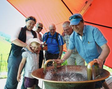 Familie macht Musik mit Wasser