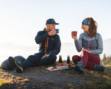 Wanderer bei einem kleinen Picknick in den Kitzbüheler Alpen
