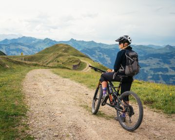 Kitzbüheler-Alpen-Hero-Bike-Lena-Koller-geniet-van-het-uitzicht-c-Daniel-Gollner