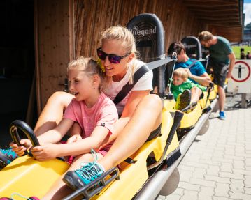 Kitzbüheler Alpen Hero familie Danzl Moeder en dochter rijden samen op de Alpine Coaster in Fieberbrunn c Daniel Gollner