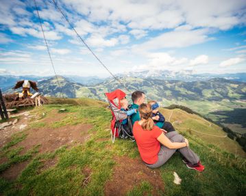 Kitzbüheler Alpen Hero familie O'Brien kijkt vanaf de Himmelsteig over de Kitzbüheler Alpen c Daniel Gollner