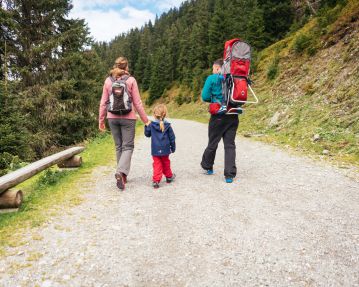 Kitzbühel Alps Hero O´Brien family hiking towards Choralm in Westendorf c Daniel Gollner