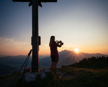 Kitzbüheler-Alpen-Hero-Wandern-Christina-Foidl-erlebt-am-Gipfel-des-Baumooskogels-einen-beeindruckenden-Sonnenuntergang-c-Daniel-Gollner