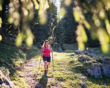 Kitzbühel-Alps-hiking-hero-Christina-Foidl-hikes-down-from-the-Baumooskogel-in-the-St.Johann-in-Tirol-region-c-Daniel-Gollner